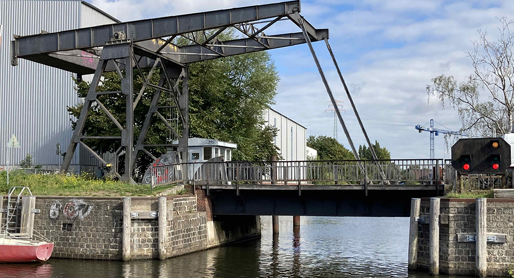 Klappbrücke im geschlossenen Zustand über den Kanal Harburger Holzhafen.