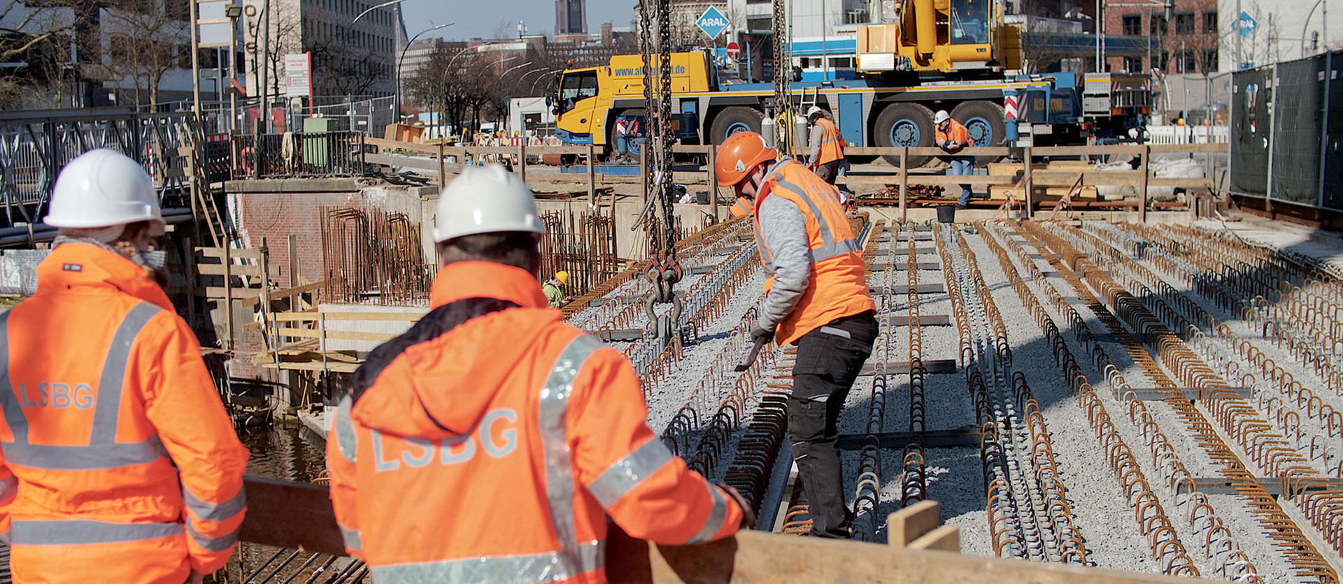 Bauarbeiter bei den Bewehrungsarbeiten für den Neubau der Brücke Amsinckstraße
