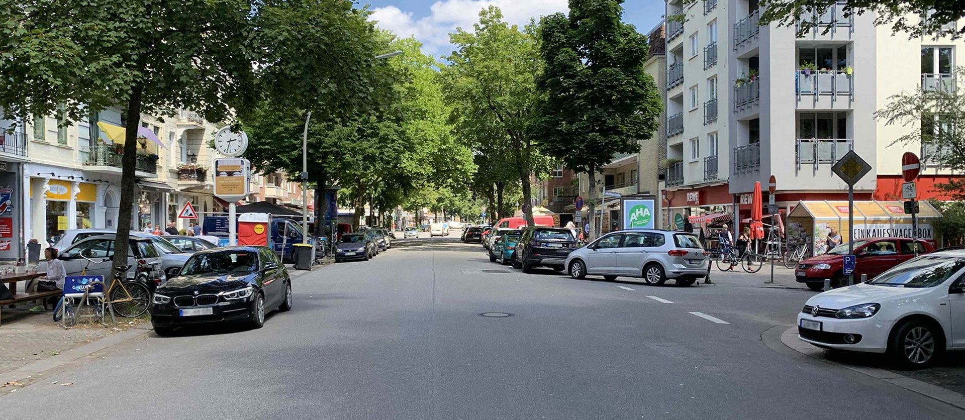 Der Eppendorfer Weg auf Höhe der Moltkestraße. An den Straßenrändern parken viele Autos.