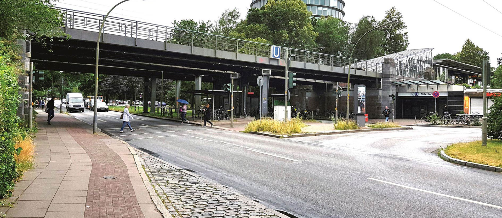 Fußgängerübergang und Buskehre an U-Bahn-Station "Alsterdorf" in der Hindenburgstraße.
