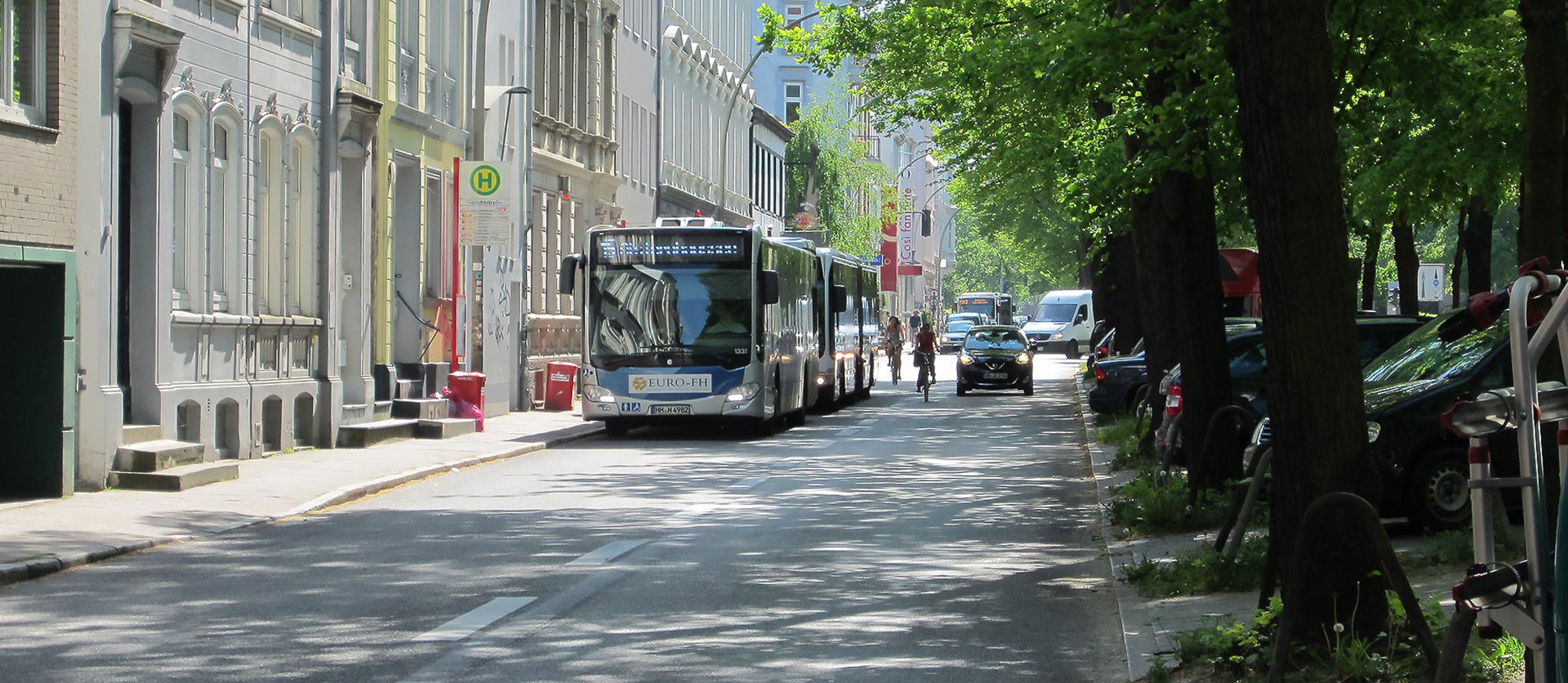In der Max-Brauer-Alle teilen sich KFZ, Busse und Fahrradfahrende die Fahrbahn.