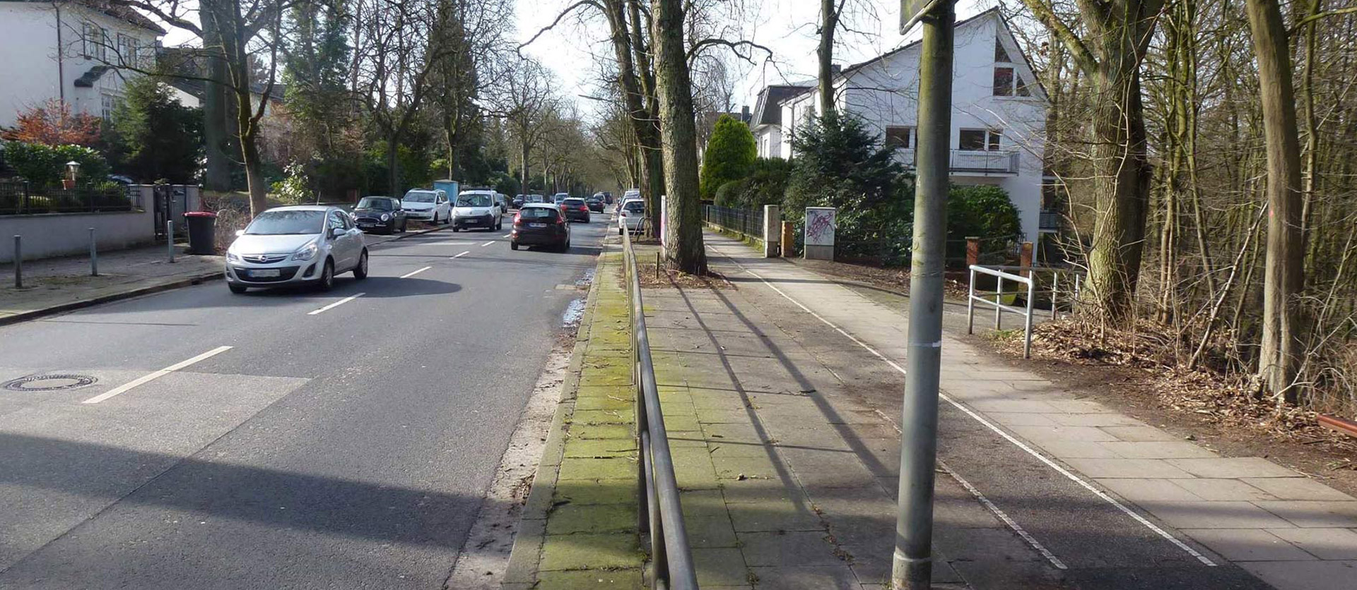 Die Wellingsbütteler Landstraße ist ein Alle-Straße. Geh-Radwege sind schmal und sanierungsbedürftig.