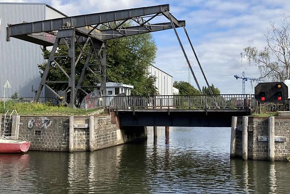 Klappbrücke im geschlossenen Zustand über den Kanal Harburger Holzhafen.