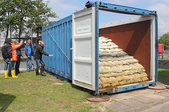 In einem Container wurde Sandsäcke gestapelt um die Deichfußsicherung nachzustellen