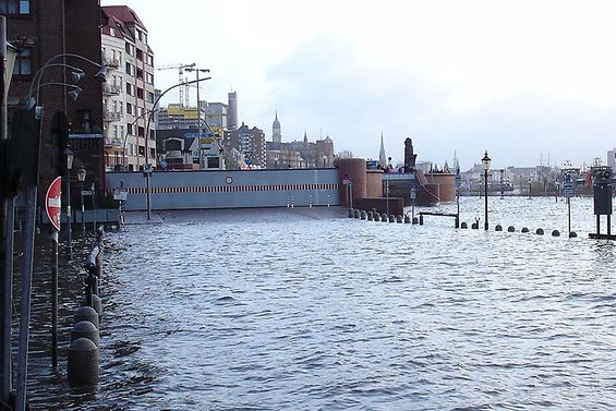Der St. Pauli Fischmarkt bei Sturmflut. Das geschlossene Sturmfluttor sichert die Stadt vor Überschwemmungen.