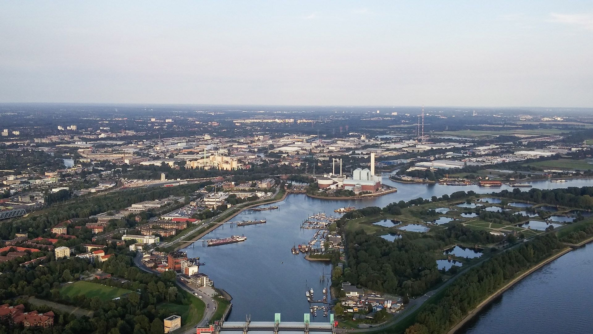 Aus der Luft ist gut zu erkennen wieviel Gewässer es im Hamburger Stadtgebiet gibt