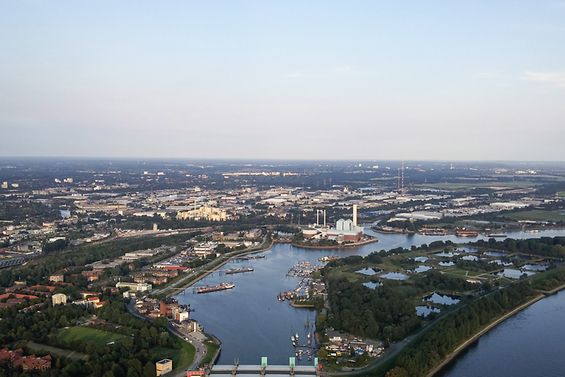 Aus der Luft ist gut zu erkennen wieviel Gewässer es im Hamburger Stadtgebiet gibt