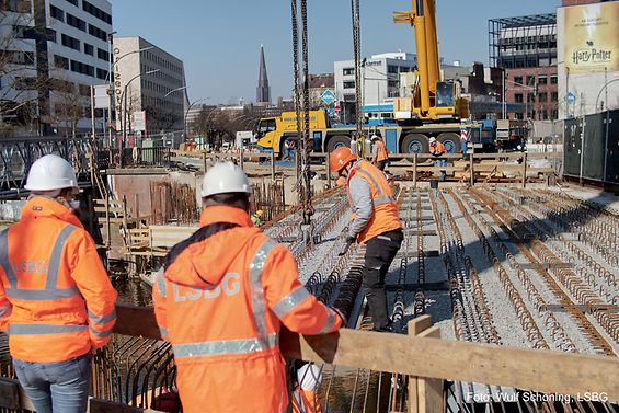 Bauarbeiter bei den Bewehrungsarbeiten für den Neubau der Brücke Amsinckstraße