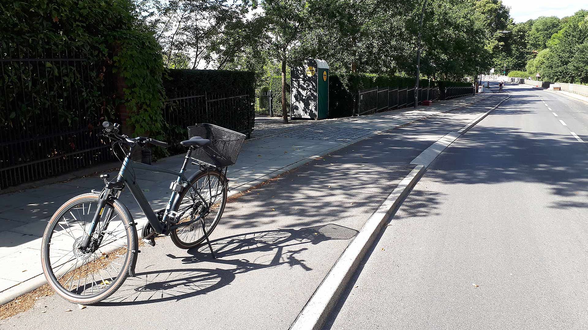 Der neue Radweg Kopenhagener Art ist baulich von der Fahrbahn und dem Gehweg getrennt.