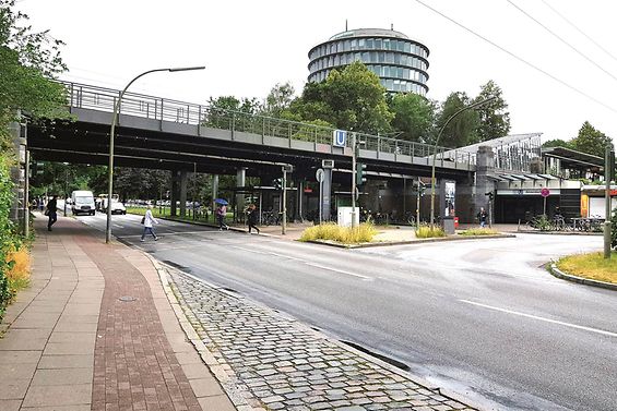 Fußgängerübergang und Buskehre an U-Bahn-Station "Alsterdorf" in der Hindenburgstraße.
